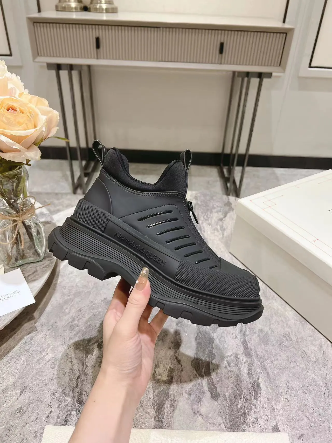 👟👟Ex-factory price 600👟👟 Men's size +10 2023 McQueen classic hot style, top version! ALEXANDERAIexanderMcQUEEN✅ has been certified. The latest 2023 counters will be launched at the same time, international T stage catwalk models. 💯Purchased from top ZP, the original version is 1:1 customized, perfectly reproduced, embellished with waterproof zippers on off-road inspired clothing, with imported anti-wear super soft sock cuffs, 3D glue bright strips, excellent comfort, outsole: original TPU double-layer combination outsole. Fabric: Imported silk cow leather Lining: Imported super soft Lycra/space cloth Foot pads: Imported silk sheepskin Size: 35-40 for women, 39-45 for men. Color: all black, black and white, all white, (add 10 for men’s model)